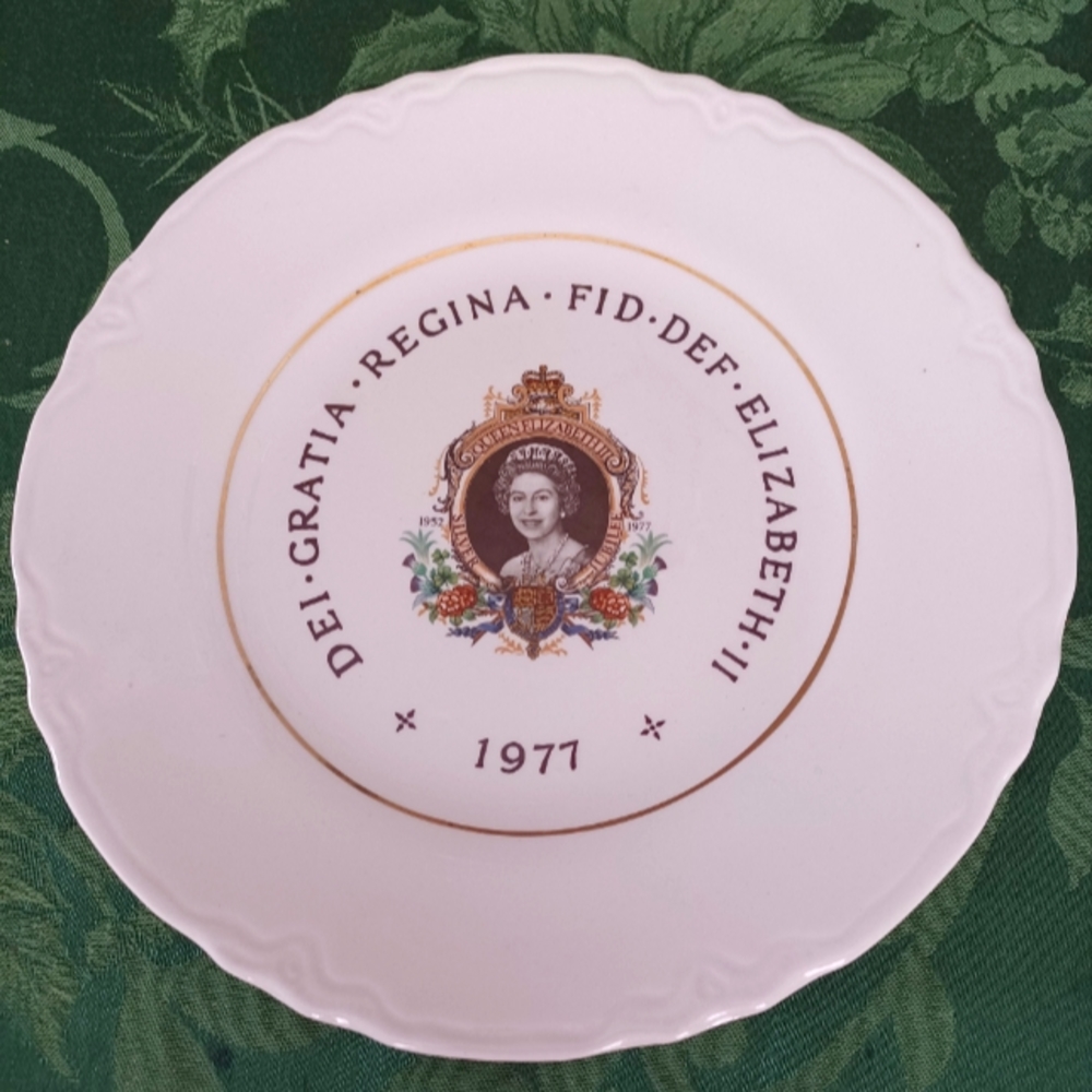 Vintage Queen Elizabeth Silver Jubilee Commemorative Plate